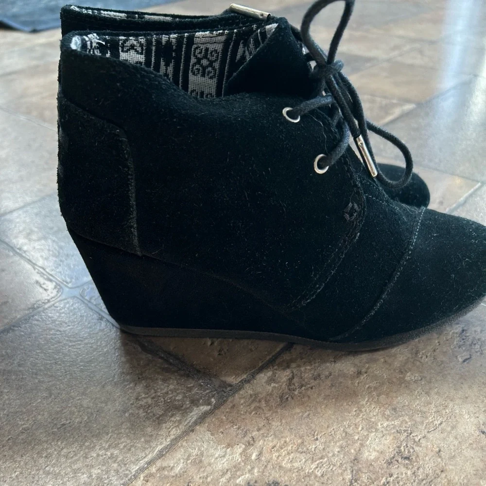 Black Tom Desert Suede wedge Bootie women’s size 6 good used condition - Picture 4 of 6